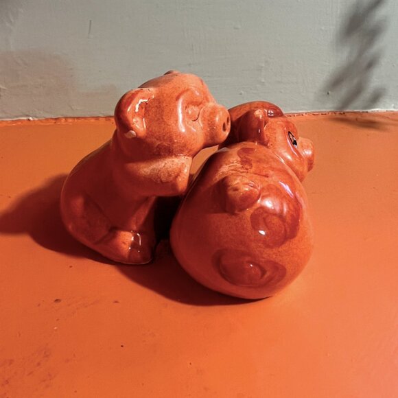 Nesting Snuggling Sleepy Pigs Salt And Pepper Shakers | Vintage Hand Painted - Picture 2 of 15